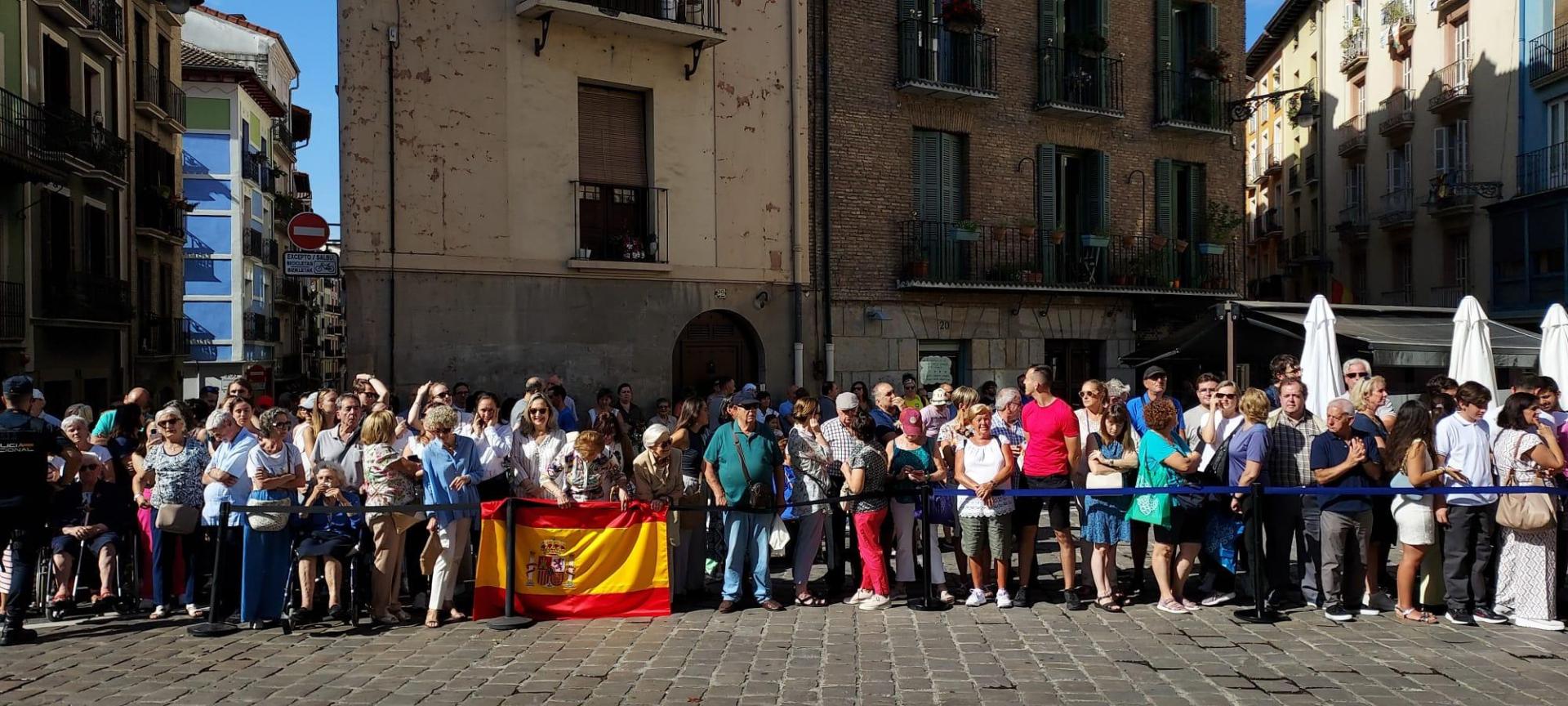 Gente esperando a los Reyes en el exterior de la Catedral