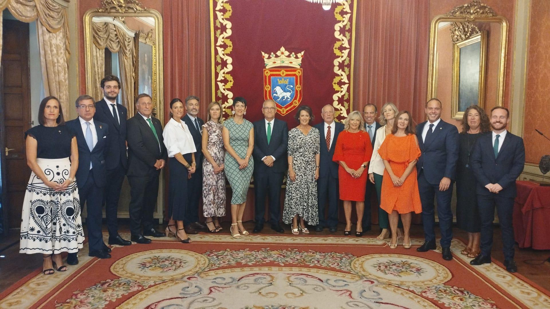 Corporación y antiguos alcaldes esperando a los Reyes, Enrique Maya, Javier Erice y Yolanda Barcina