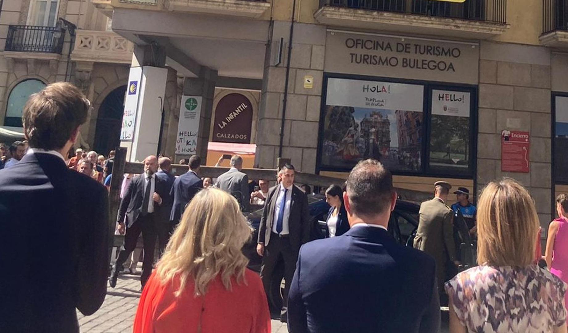 Los reyes saludan en el exterior de la plaza Consistorial