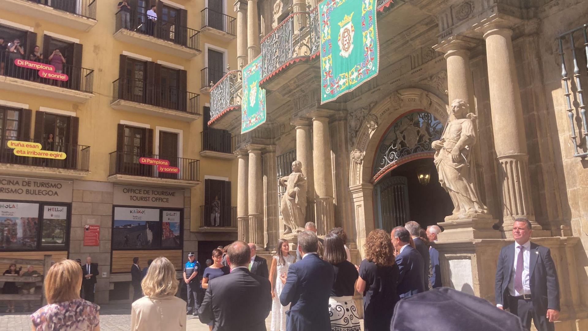 Los reyes, en el exterior de la Casa Consitorial