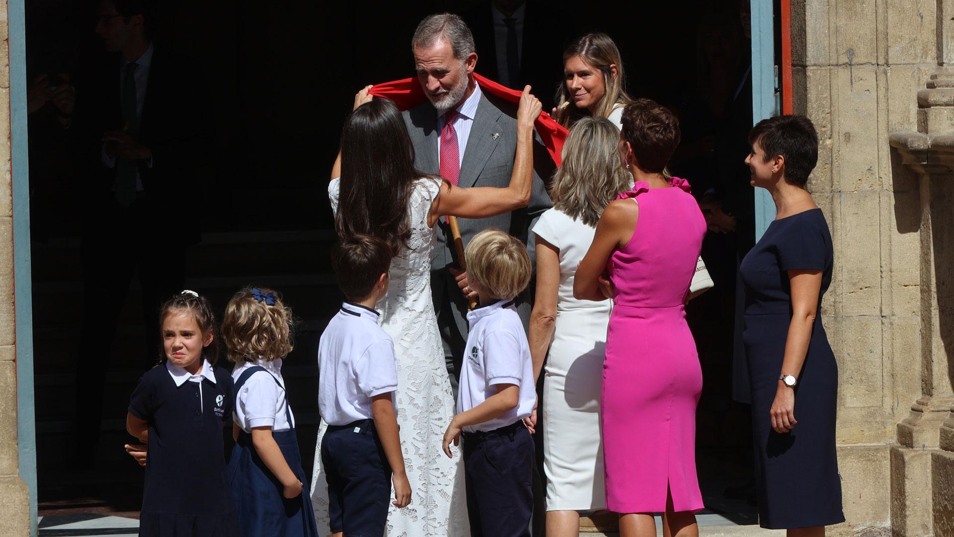 Doña Letizia le ata a don Felipe VI el pañuelo que le entregaron cuatro escolares de las Dominicas