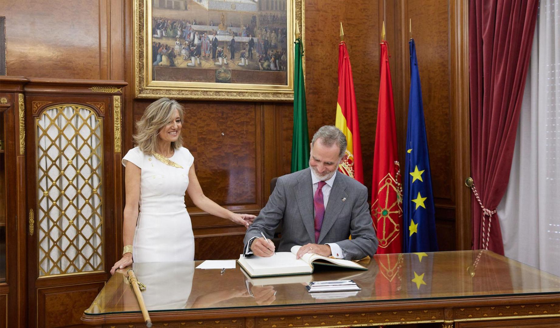 El rey Felipe VI firma el libro de honor del Ayuntamiento de Pamplona