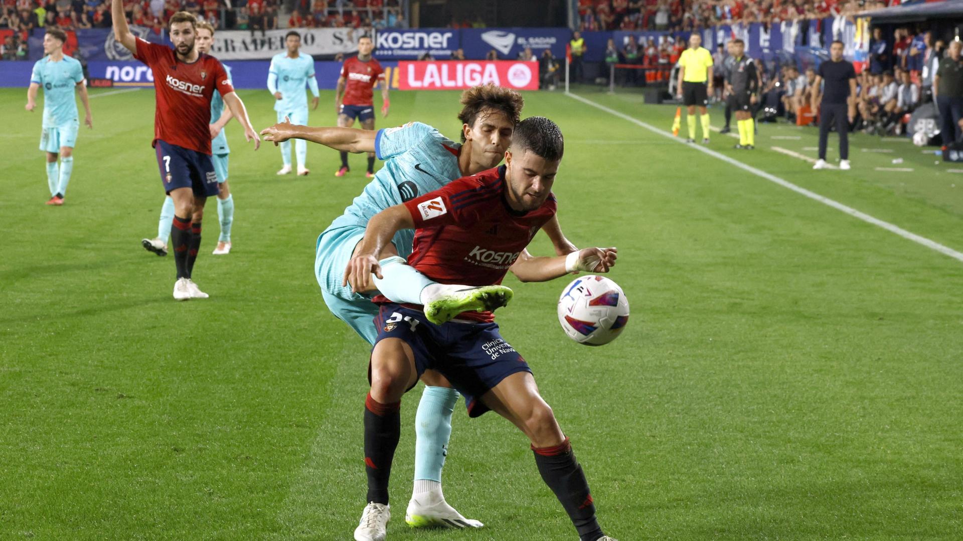 Iker Muñoz trata de mantener la posesión ante Joao Félix, en el Osasuna-Barcelona