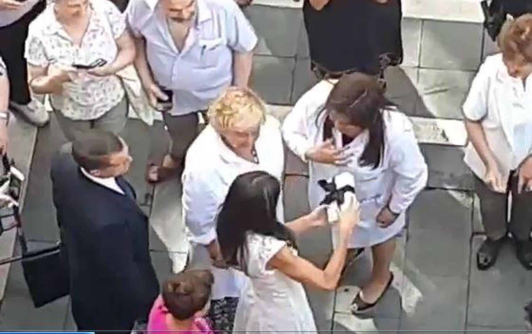 Vídeo del momento en el que una vecina de Pamplona le regala cremas a la reina Letizia