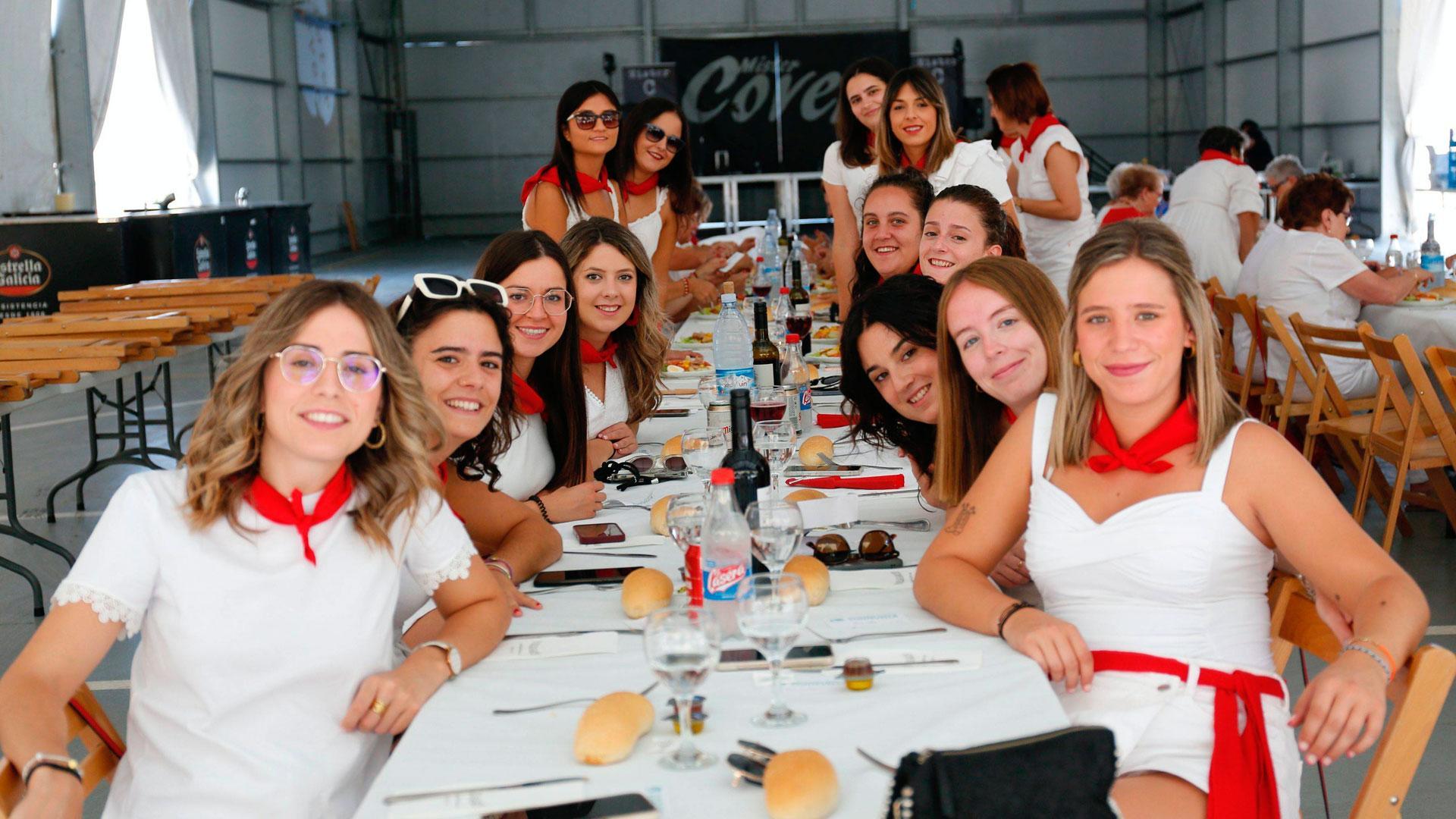 Mujeres de Fontellas en torno a la mesa, en su día festivo
