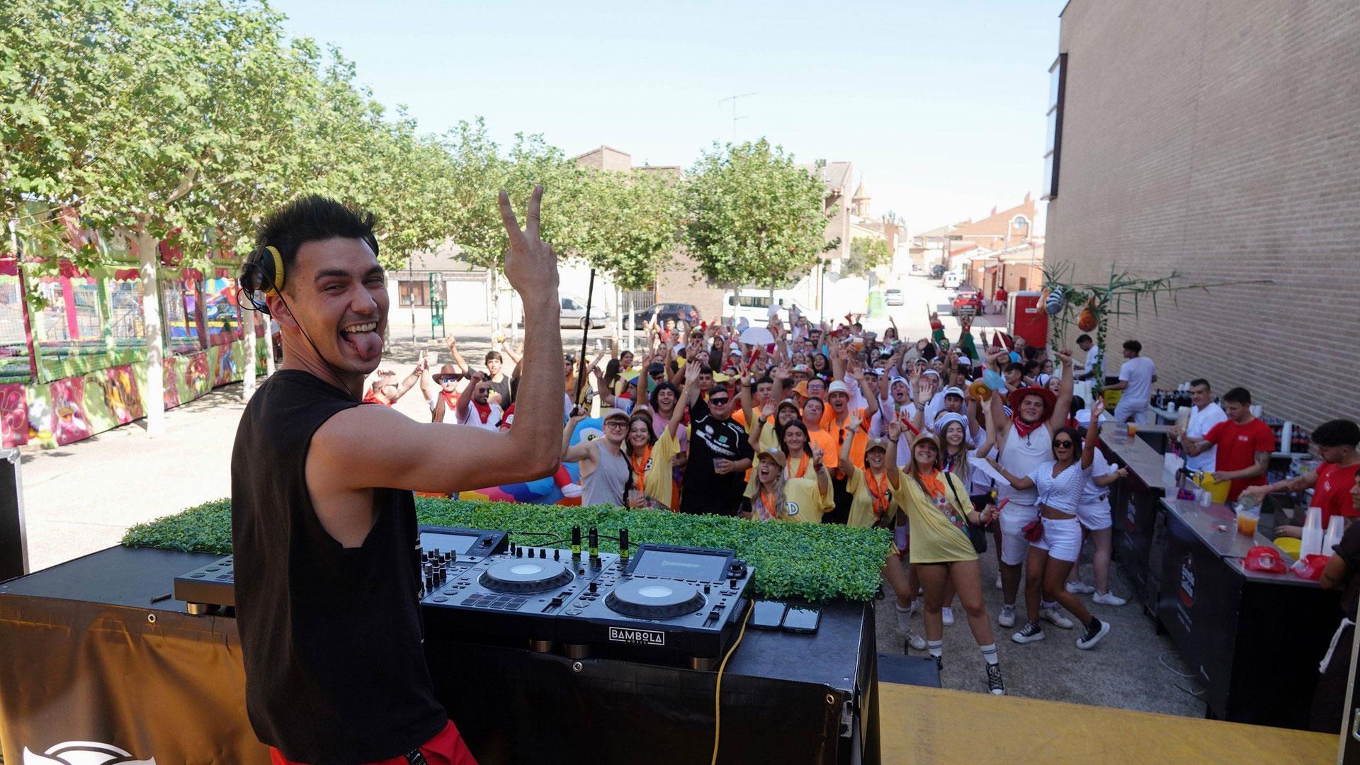 Los jóvenes posan para la foto en la fiesta del Dj Mikel Sevillano