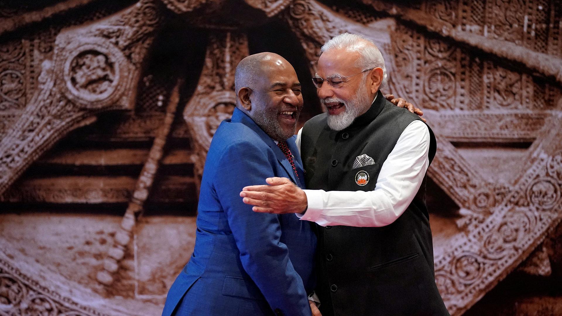 El primer ministro de la India, Narendra Modi, da la bienvenida al presidente de turno de la organización panafricana y jefe de Estado de Comoras, Azali Assoumani
