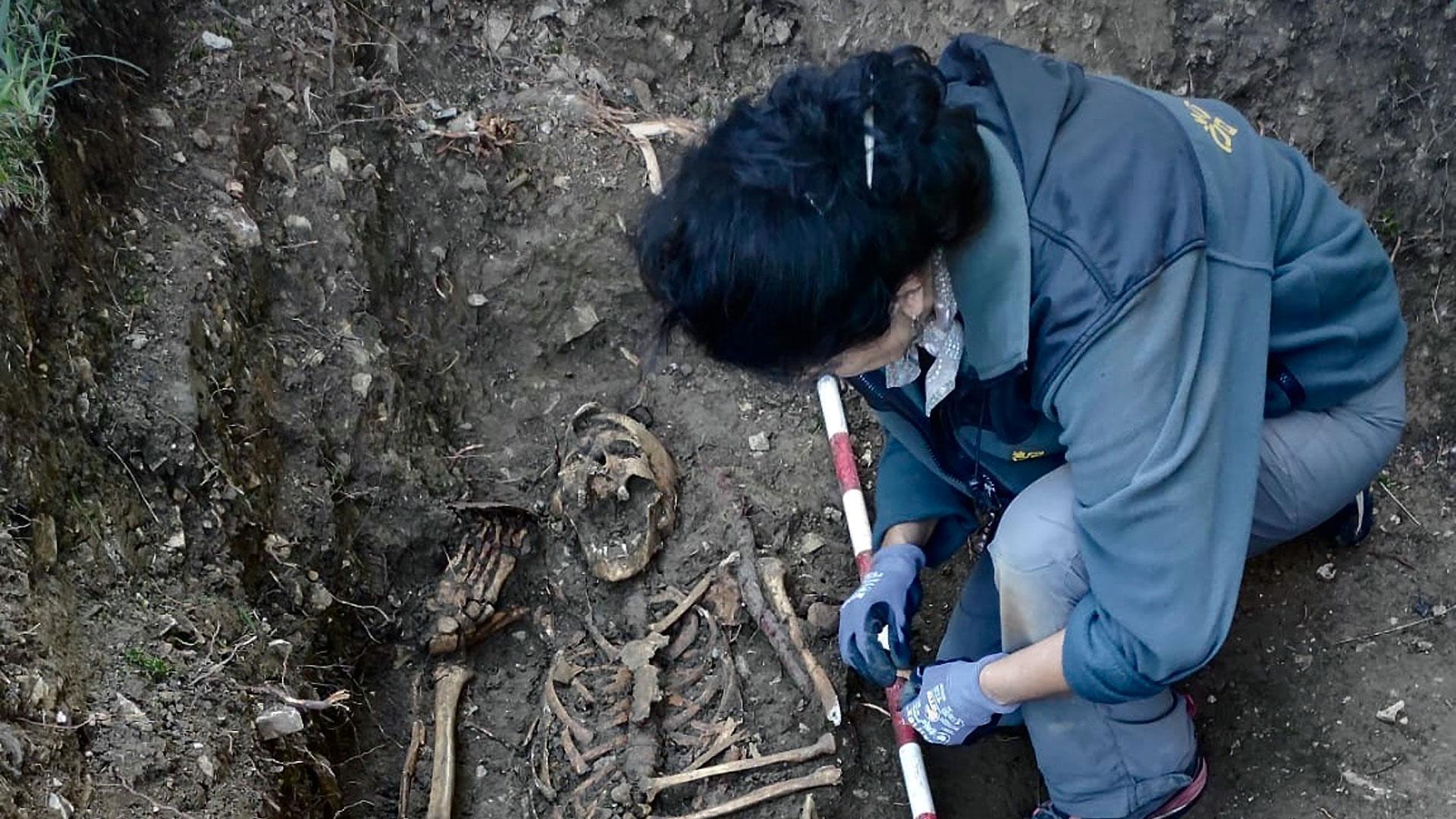 Una integrante del equipo de la Sociedad de Ciencias Aranzadi durante las labores de exhumación en Ripa