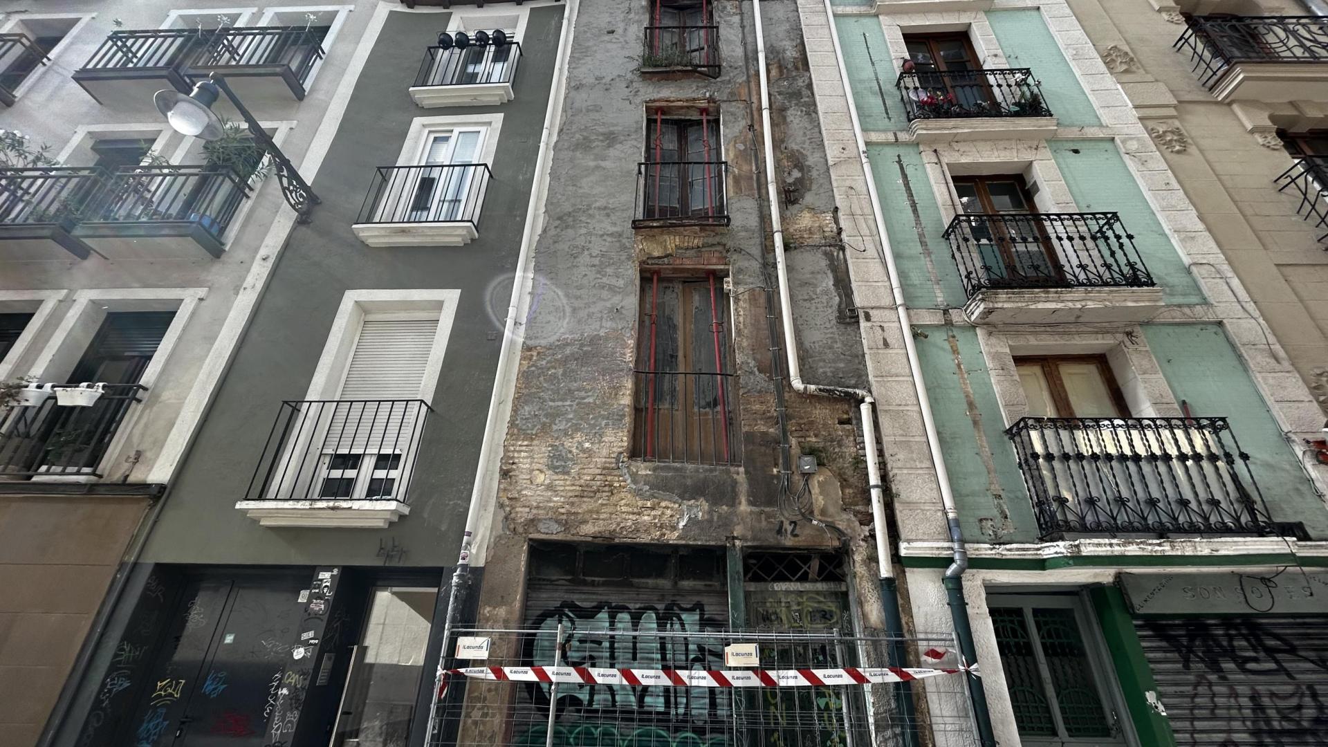 Aspecto del bloque afectado tras el derrumbe del tercer piso en el 42 de la calle San Gregorio