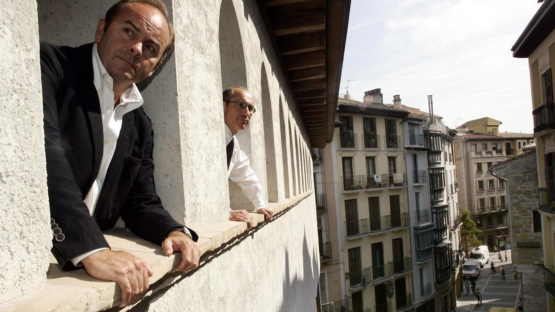 Los arquitectos Jesús Leache y Fernando Tabuenca, en una imagen de 2008, cuando dirigieron la restauración del Palacio del Condestable de Pamplona.