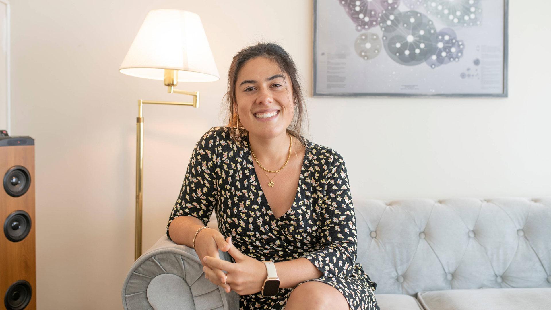 Estefanía Tosar, sentada en el sofá de una de las consultas en centro de psicología Albea
