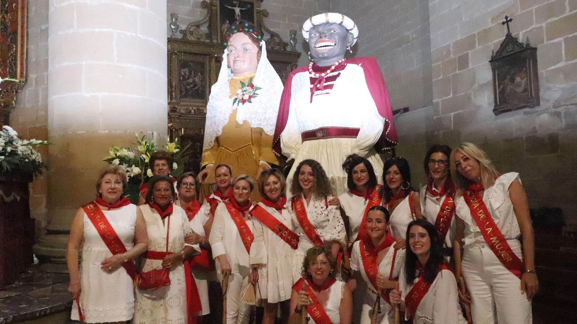 La corporación del día de la Mujer, con la alcaldesa, Irache Rincón, en el centro