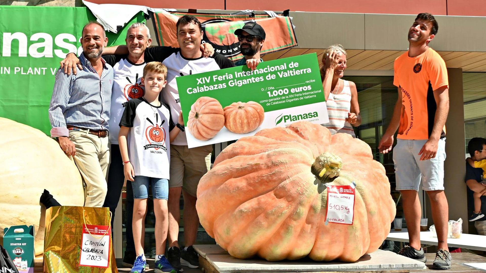 Foto de familia del ganador, Rubén Mendi y una de las calabazas premiadas
