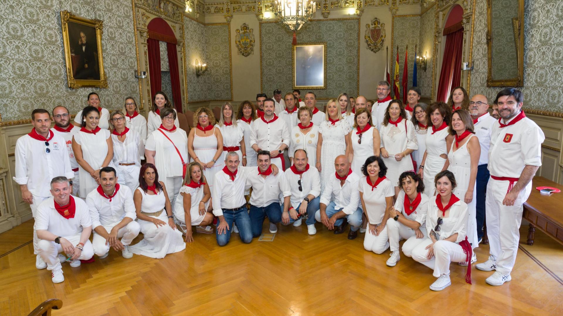 Asistentes a los actos del Día de la Merindad, en la recepción que se celebró en el salón de plenos del Ayuntamiento de Tudela.

P:  
L: TUDELA
T: DIA DE LA MERINDAD.  ALCALDE Y CONCEJALES DE TUDELA CON ALCALDES DE LOS PUEBLOS DE LA RIBERA. FIESTAS DE SANTA ANA