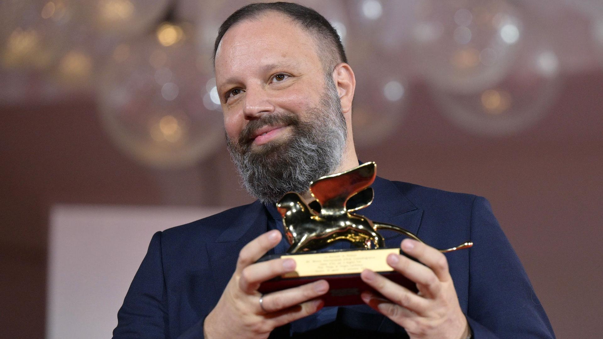 Yorgos Lanthimos recibiendo el León de Oro del Festival de Venecia por su película 'Poor things'