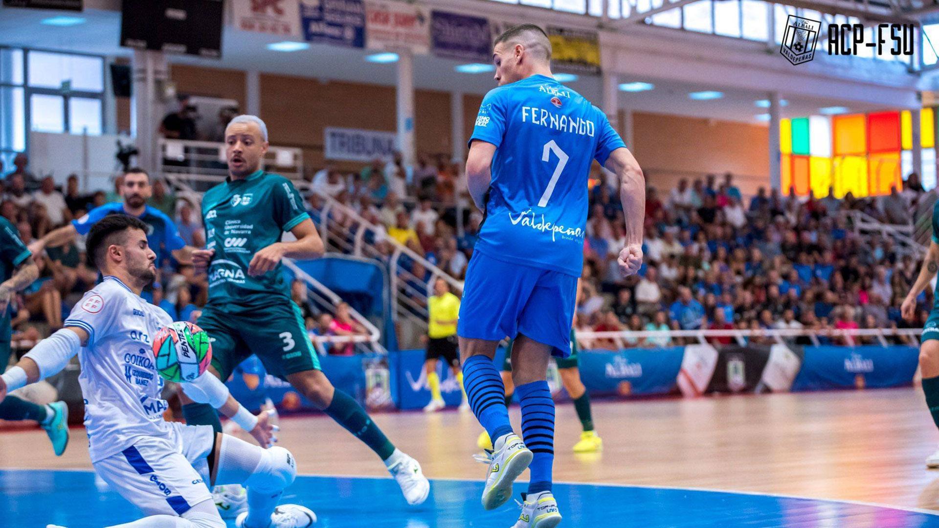 Asier detiene un balón en presencia de Fernando (Valdepeñas) y Juninho (Osasuna Magna)