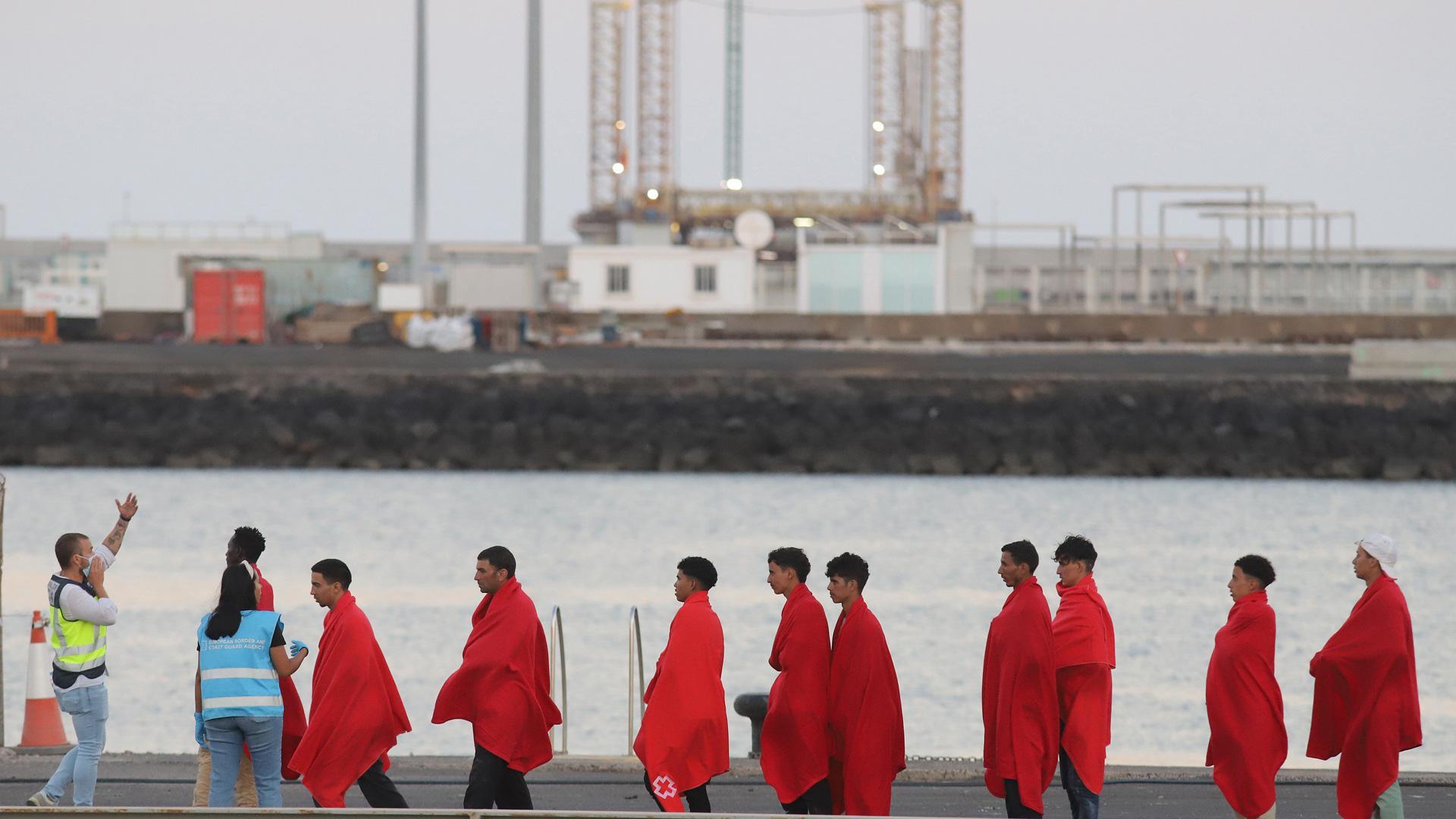 Llegada al puerto de Arrecife de un grupo de hombres y mujeres de origen magrebí y subsahariano rescatados a unos 24 kilómetros de Lanzarote