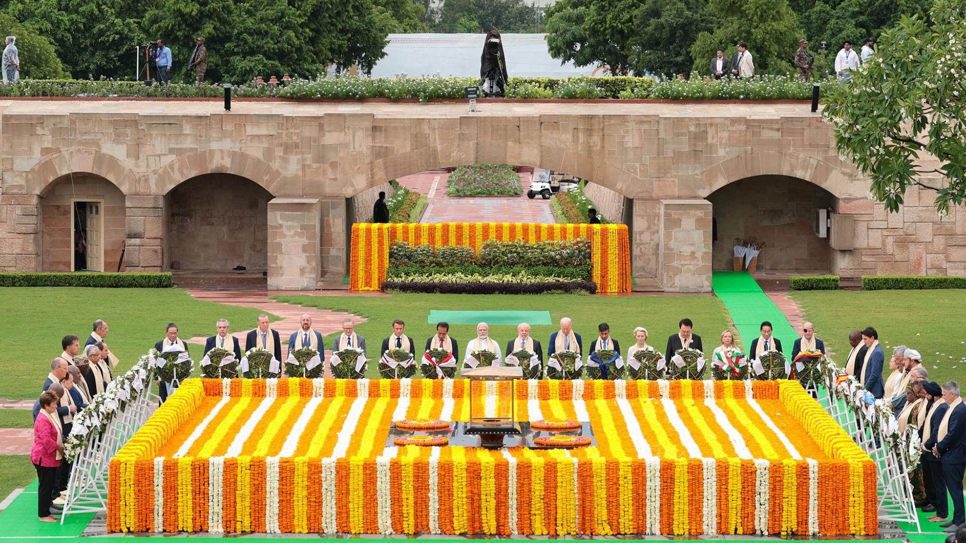Los líderes del G20, durante la ofrenda floral a Gandhi