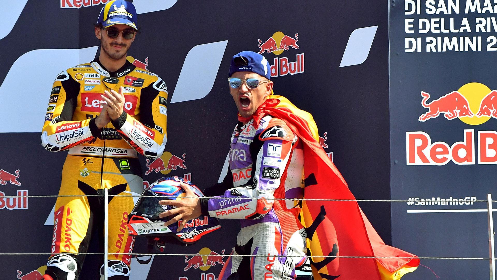 El piloto español Jorge Martín celebra en el podio su victoria en el Gran Premio de San Marino mientras Francesco Bagnaia le aplaude