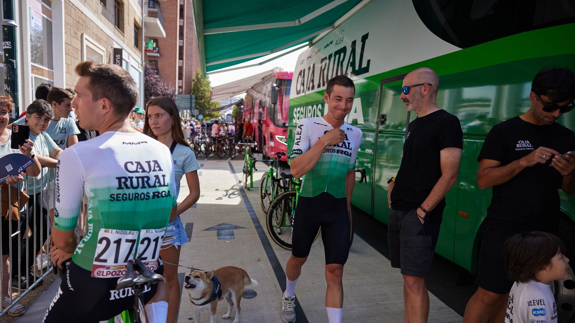 LA PREVIA. Los corredores,en el bus antes de que se diera la salida