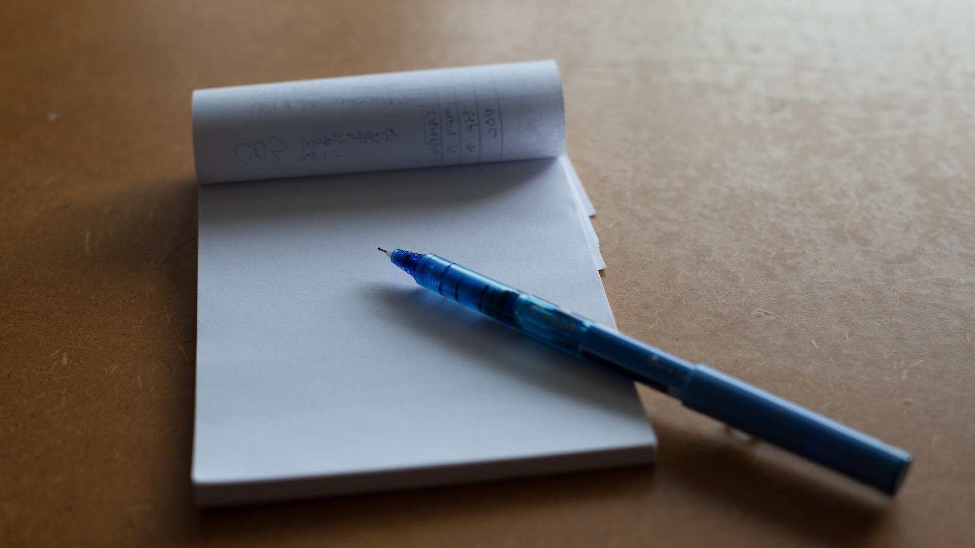 Imagen de archivo de una libreta y un bolígrafo