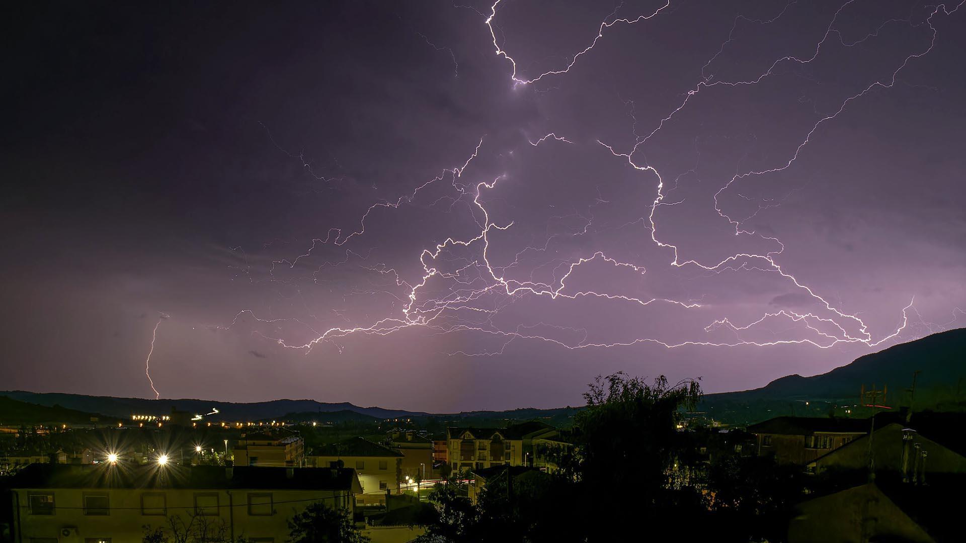 Imagen de un rayo sobre Estella, este domingo
