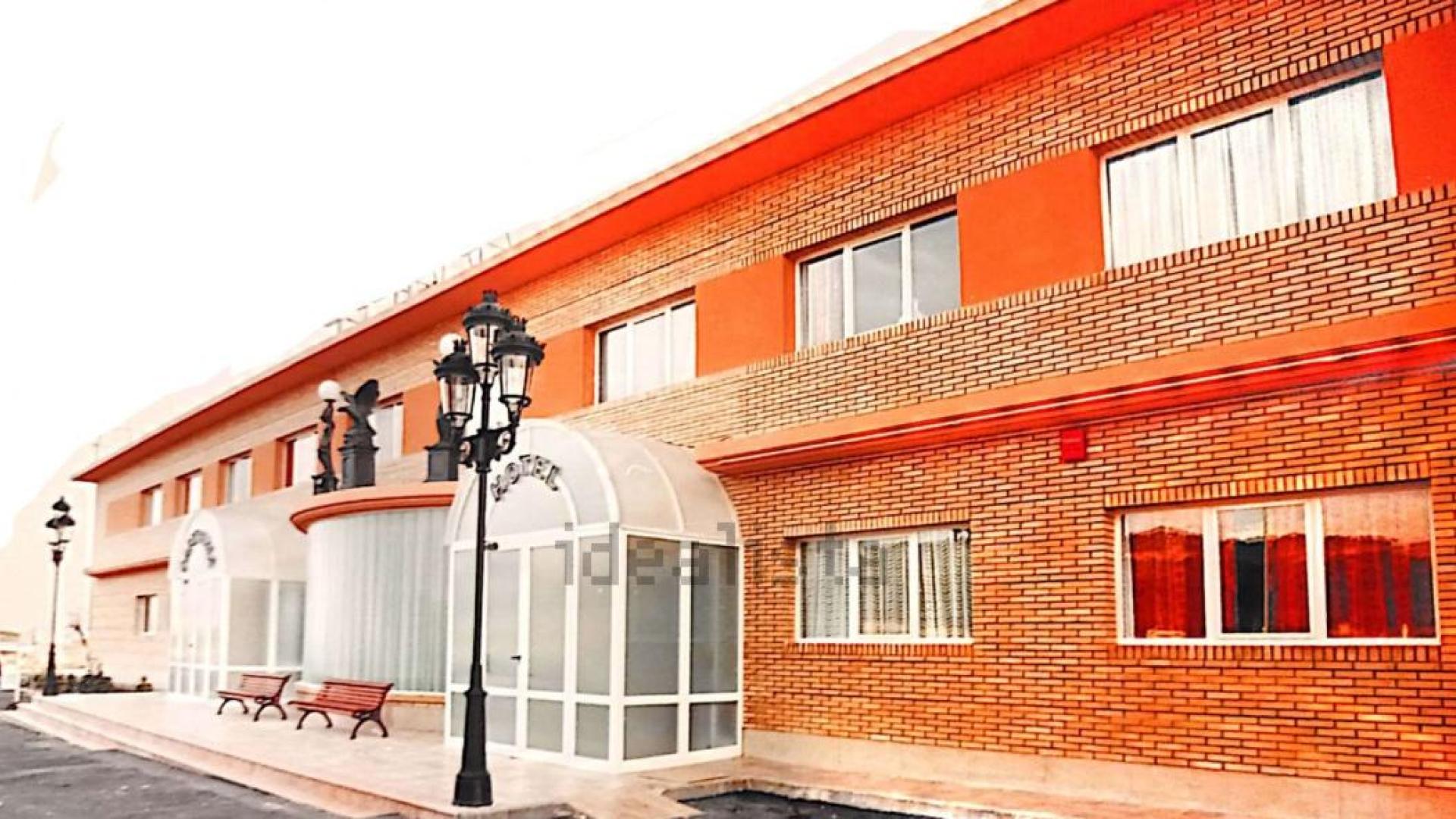 A la entrada de Tudela, se vente este hotel en el polígono industrial