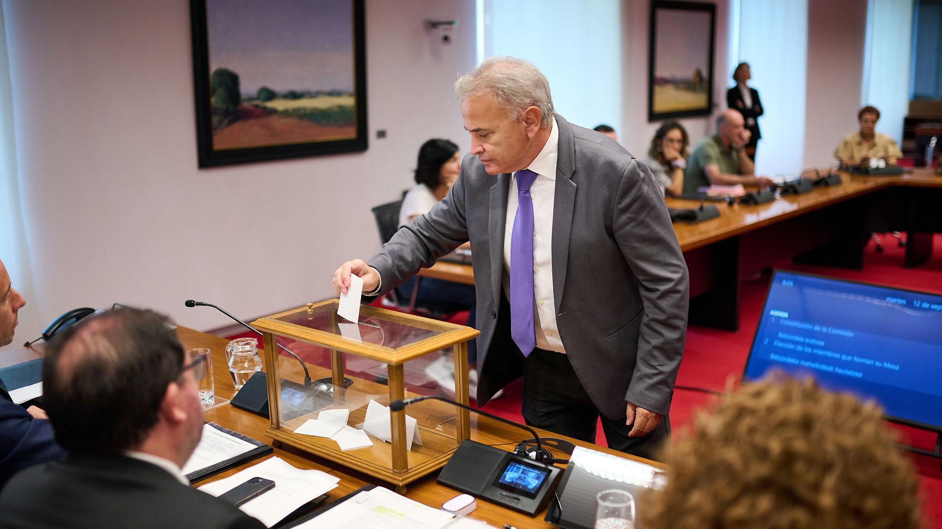 El parlamentario de UPN Pedro González Felipe deposita su voto en la urna, este martes