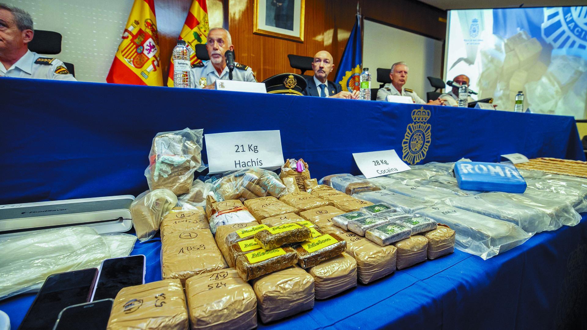 Droga intervenida en la operación, junto a los responsables policiales, en la rueda de prensa de Zaragoza