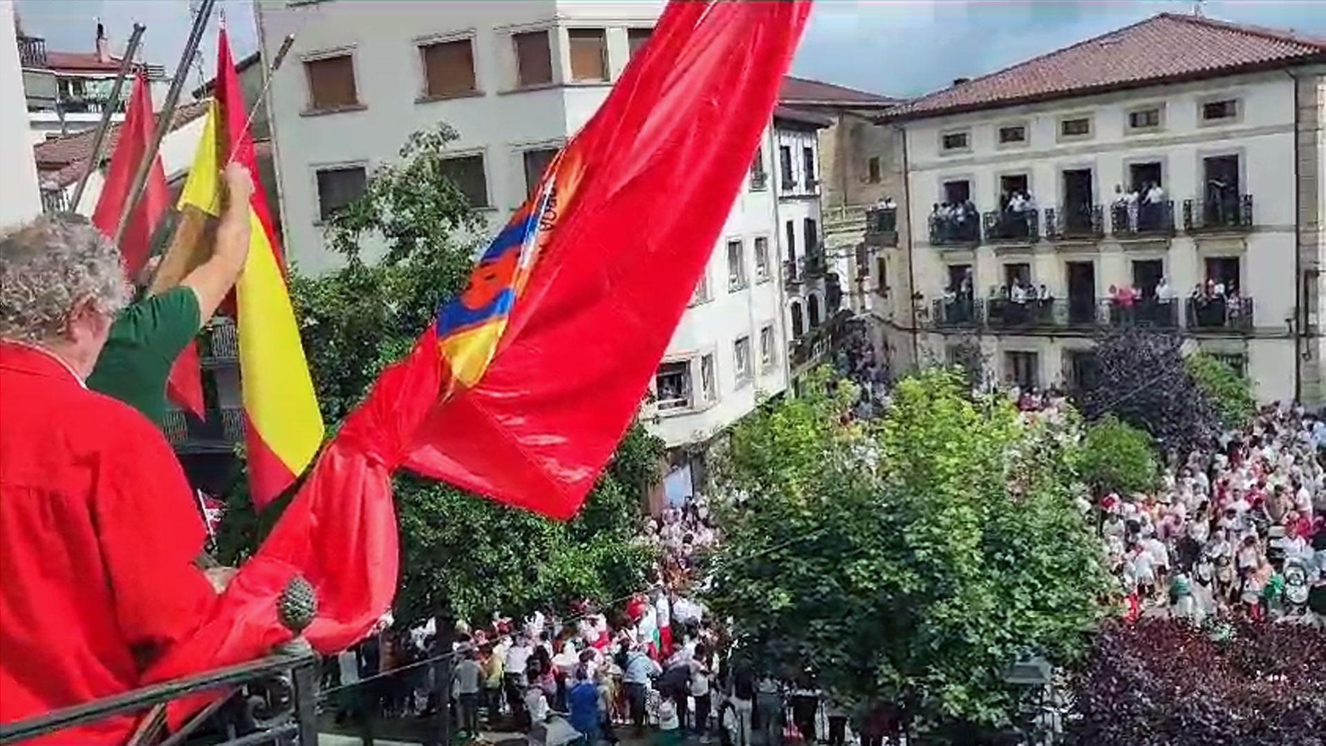 Alsasua está en fiestas desde el lanzamiento del cohete por parte de los campaneros que mantienen la tradición todos los mediodías desde la cruz de mayo a la cruz de septiembre. Enrique Zelaia, Asier Beramendi y Jesús Bengoetxea han sido los encargados de prender la mecha. Después del cohete se han escuchado las campanas.
