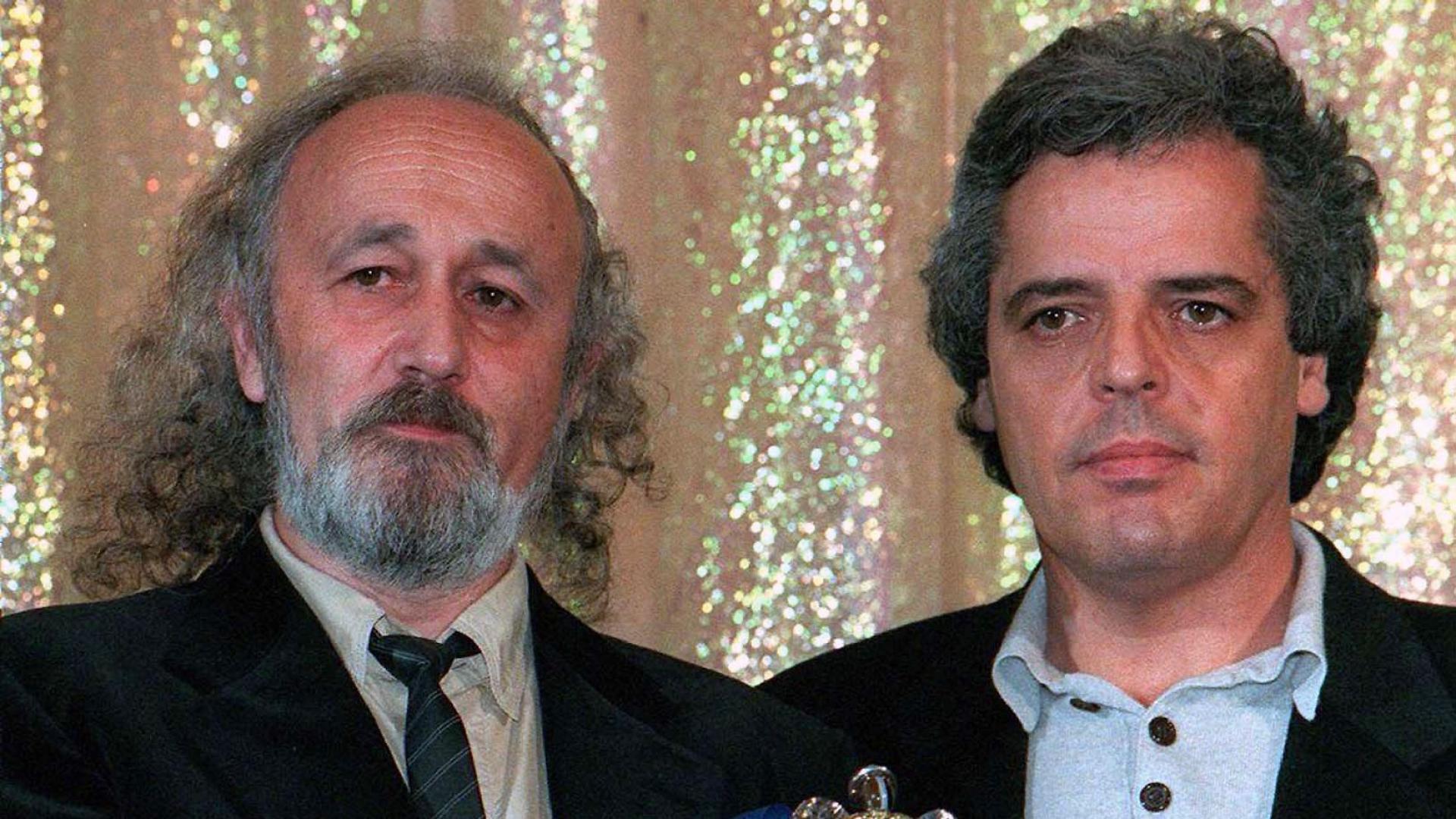 El director navarro Montxo Armendáriz y el productor Andrés Santana, tras recibir el premio 'Ángel Azul', de la Academia Europea de Cine y Televisión, por 'Secretos del corazón", en noviembre de 1997