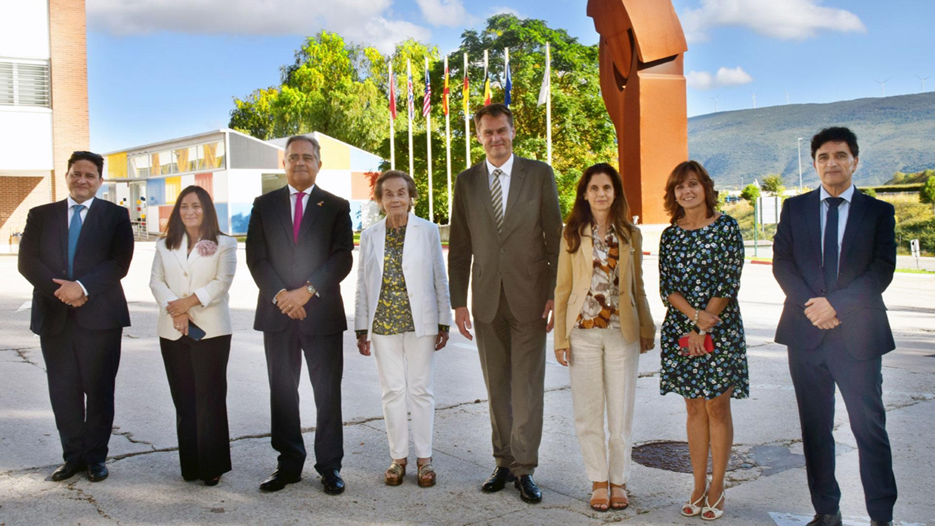 El embajador de Reino Unido en España, Hugh Elliott, ha visitado la empresa MTorres en Torres de Elorz junto a su esposa, Toni Elliott, el cónsul honorario británico en el norte de España, José Luis Briceño, el presidente de la Confederación Empresarial Navarra, Juan Miguel Sucunza, la presidenta de MTorres, Amparo Lusarreta, la vicepresidenta Yolanda Torres, el director técnico y de Innovación, José Manuel González Sesma, y la directora de Servicios Corporativos, Marisa Lusarreta