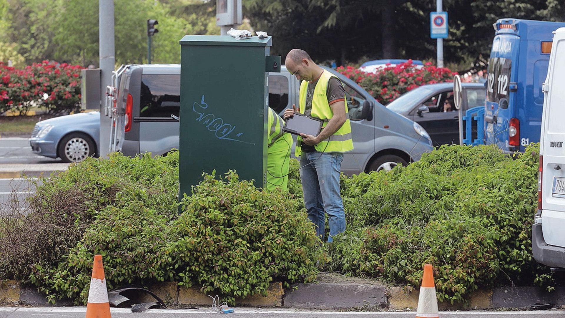 Operarios realizan labores de mantenimiento en los semáforos de un cruce de Pamplona
