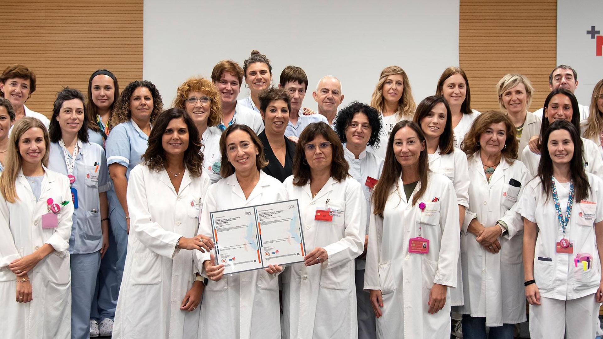 De izquierda a derecha y de arriba abajo, las y los integrantes del Servicio de Farmacia Itziar Bueno, Ainhoa Mesa, Inés Lampreabe, Ujué Echegoyen, Nekane Ibilcieta, Daniel Huarte, Tatiana Herce, Amaya Arrondo, Esther Lacalle, Carlos Seminario, Leire Ibañez, Maite Delgado, Esther Velasco, Trinidad Gallardo, Marisol Leria, Marta Bujanda, Marta Ortiz, Itziar Alzórriz, Mª José Ares, Sara Erdozain, María Calvo, María Pío, Maite Sarobe, Natalia Larrea, Lorena Novajarque y Leire Moreno