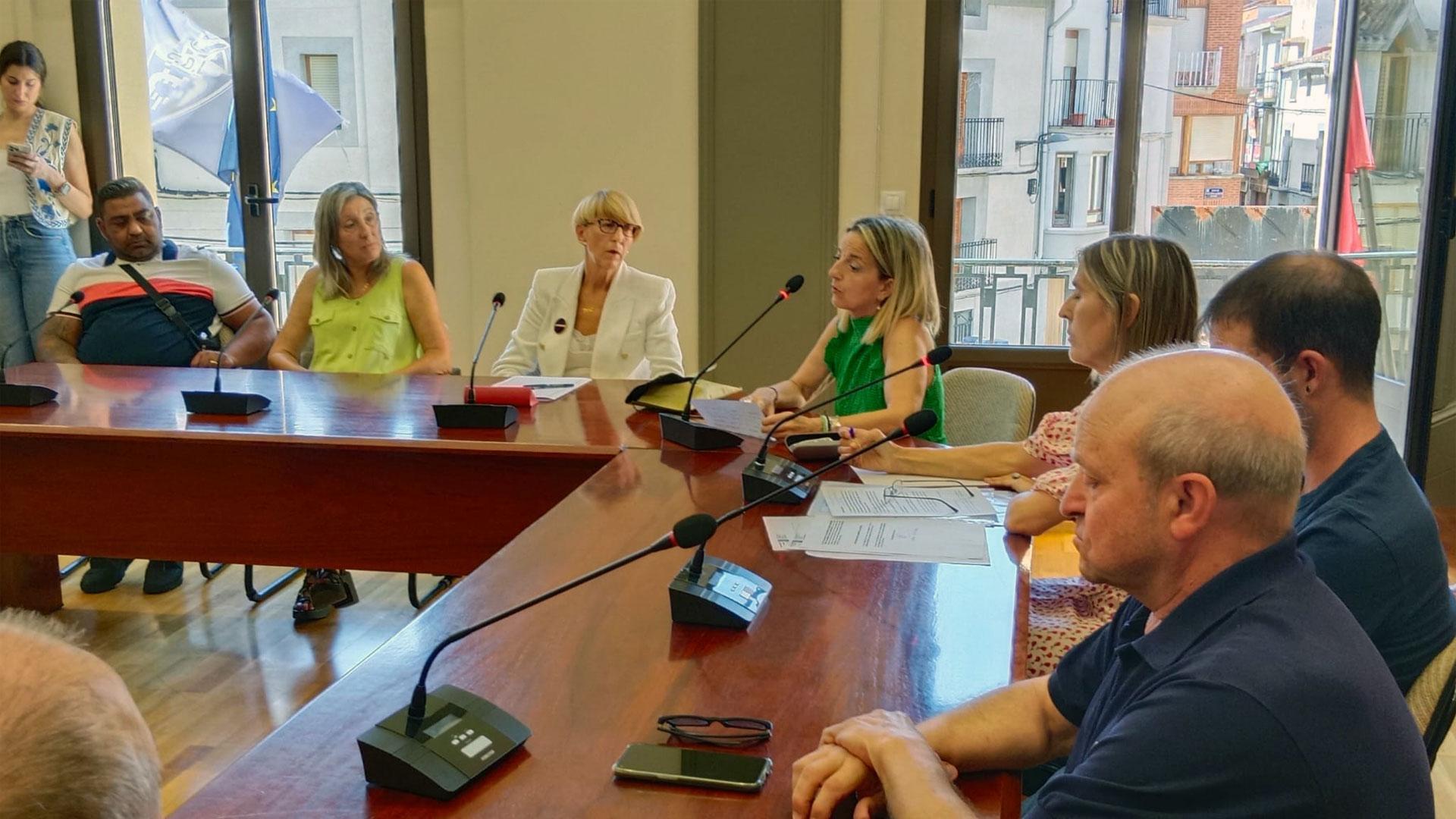 Pleno extraordinario celebrado este jueves a mediodía en el salón de plenos del Ayuntamiento de Lerín