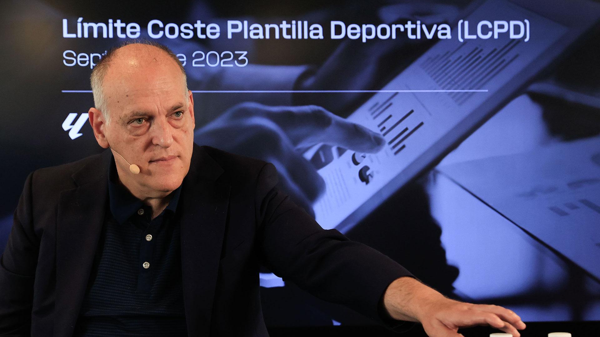 Javier Tebas, presidente de LaLiga, durante la rueda de prensa en la que hace público los límites de los costes de las plantillas de LaLiga EA Sports y LaLiga Hypermotion tras el cierre del mercado de verano