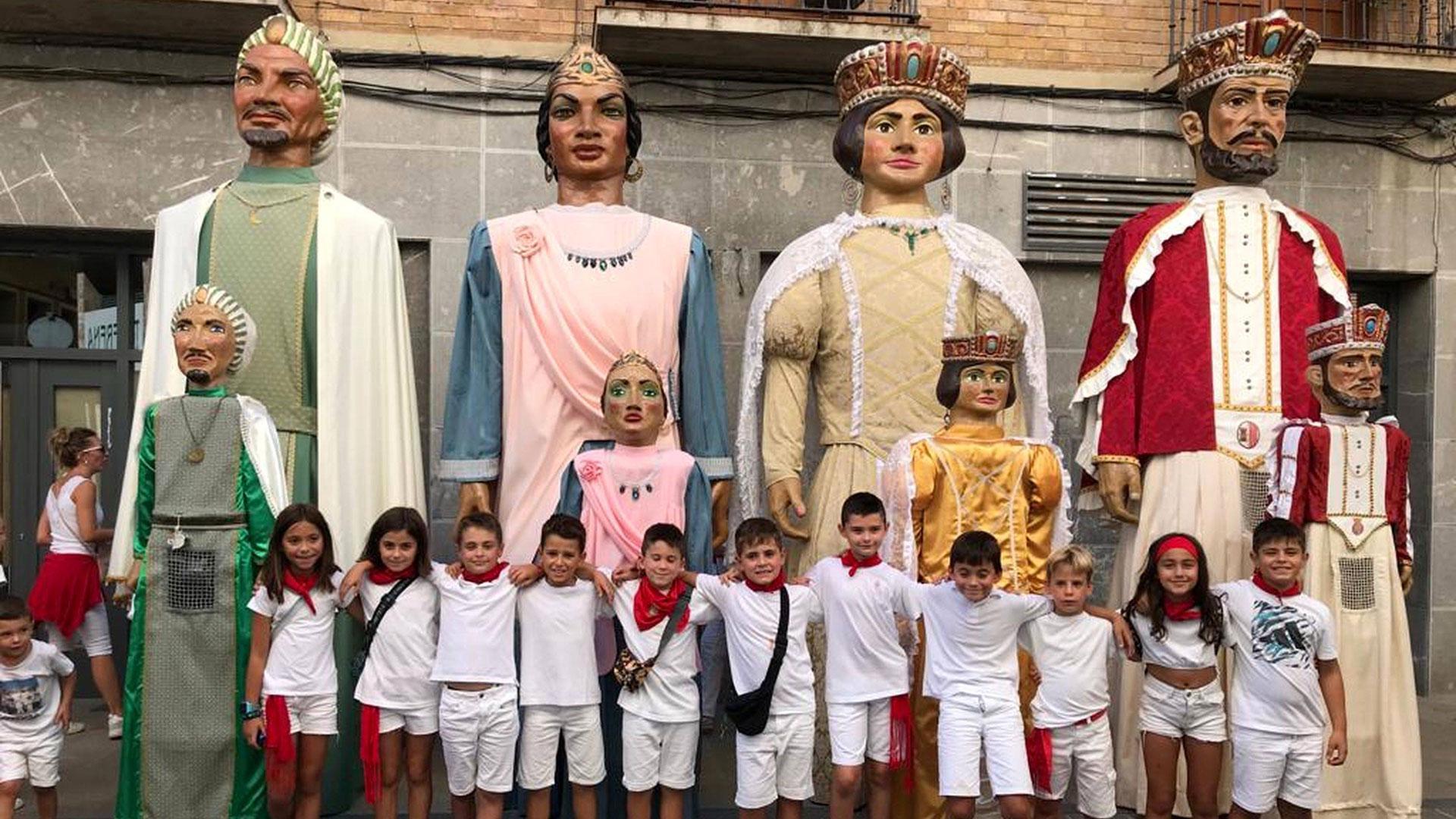 COMPARSEROS Y AMIGOS. Desde la izda.: Alejandra Suescun, Anne Pérez, Nico Reta, Leo Arruej, Saúl Bielsa, Asier Pagola, Lucas Tiebas, Mateo Suescun, Xabier Pérez, Arianne Mayo y Javier Ochoa. Falta Pablo Ventura