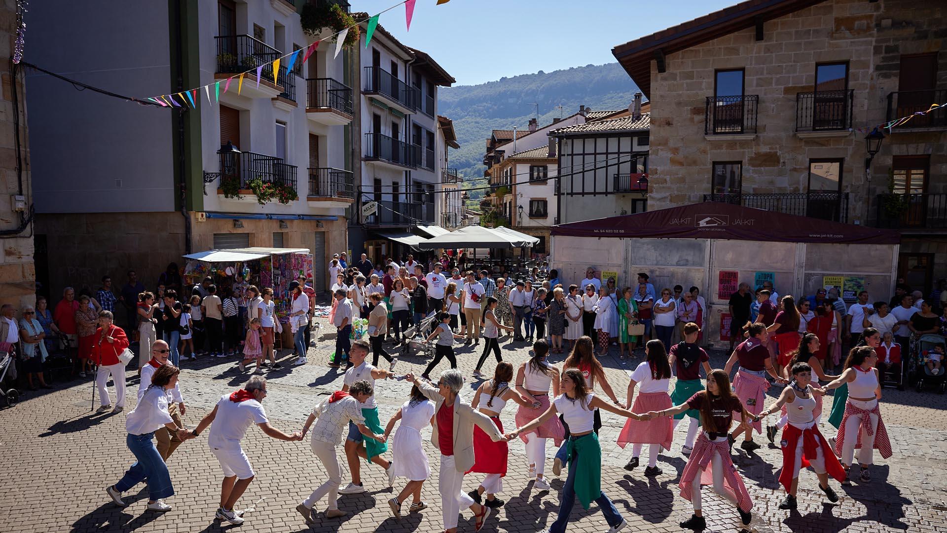 Aperitivos, bailes y misa en el día grande de las fiestas de Alsasua