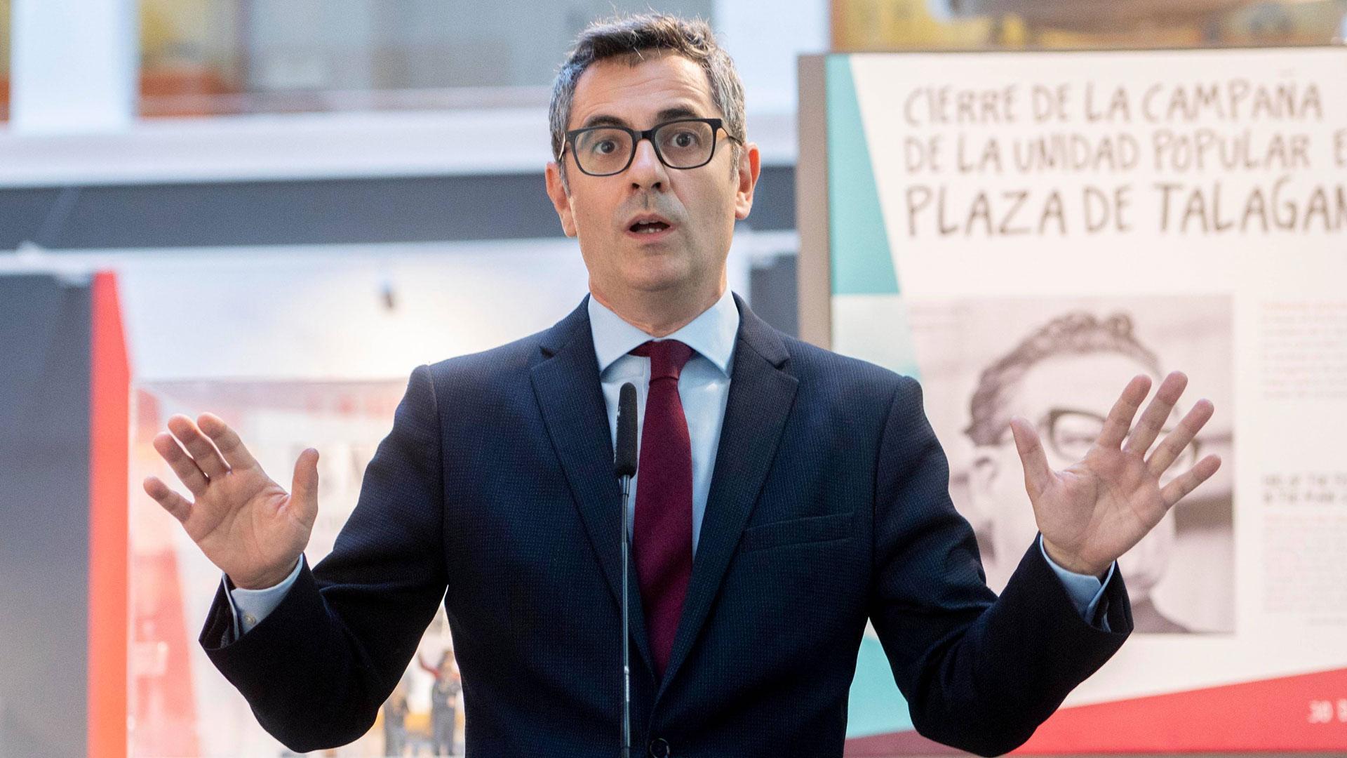 El ministro Bolaños se dirige a los periodistas en la inauguración de una exposición sobre Allende en Madrid