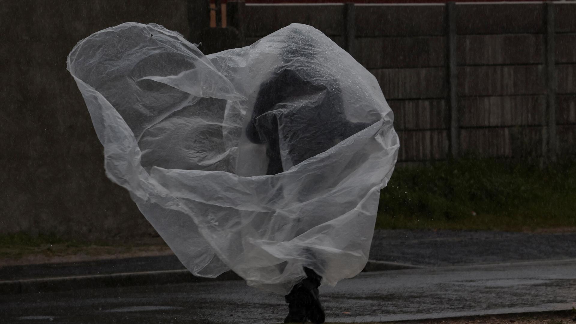 Un hombre camina por las calles de Cape Town