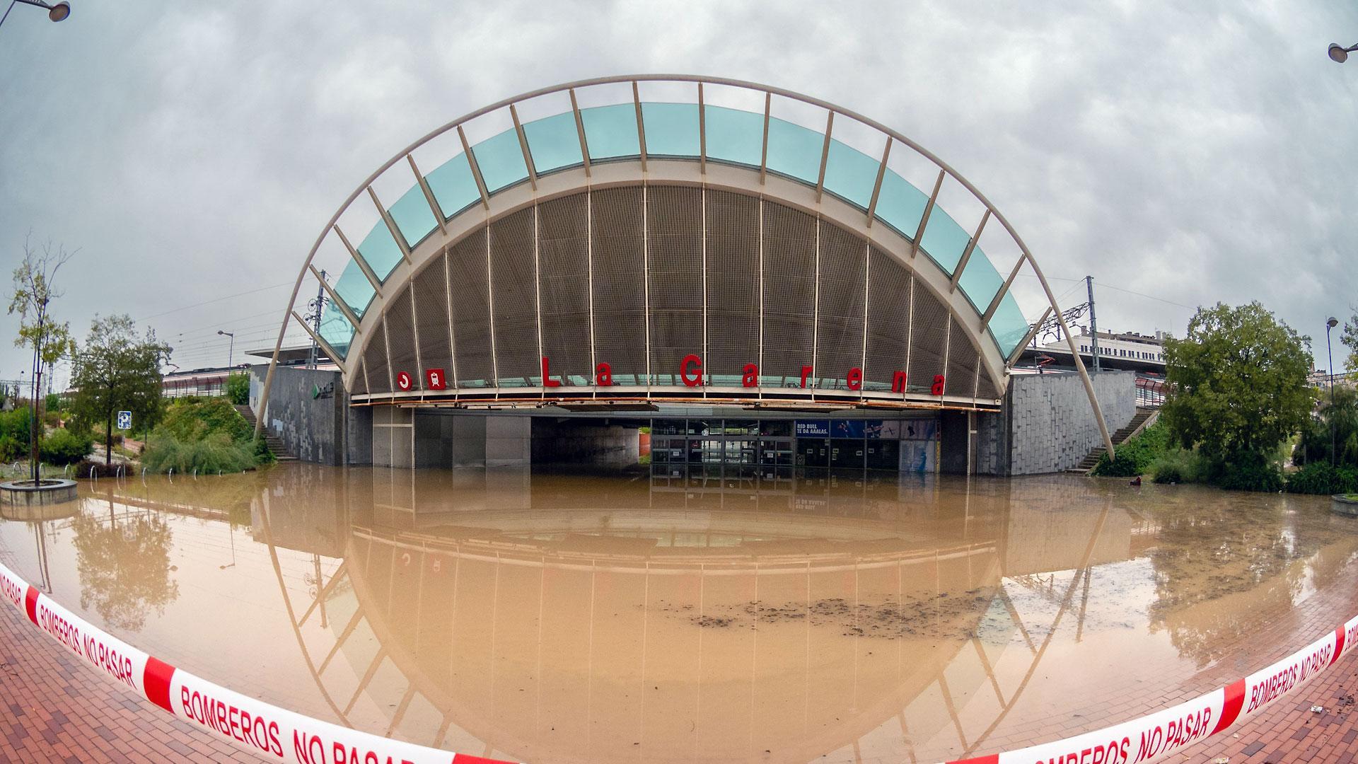 Imagen de una zona inundada en la estación de la Garena en Alcalá de Henares, Madrid, tras las fuertes lluvias caídas la noche del jueves al viernes