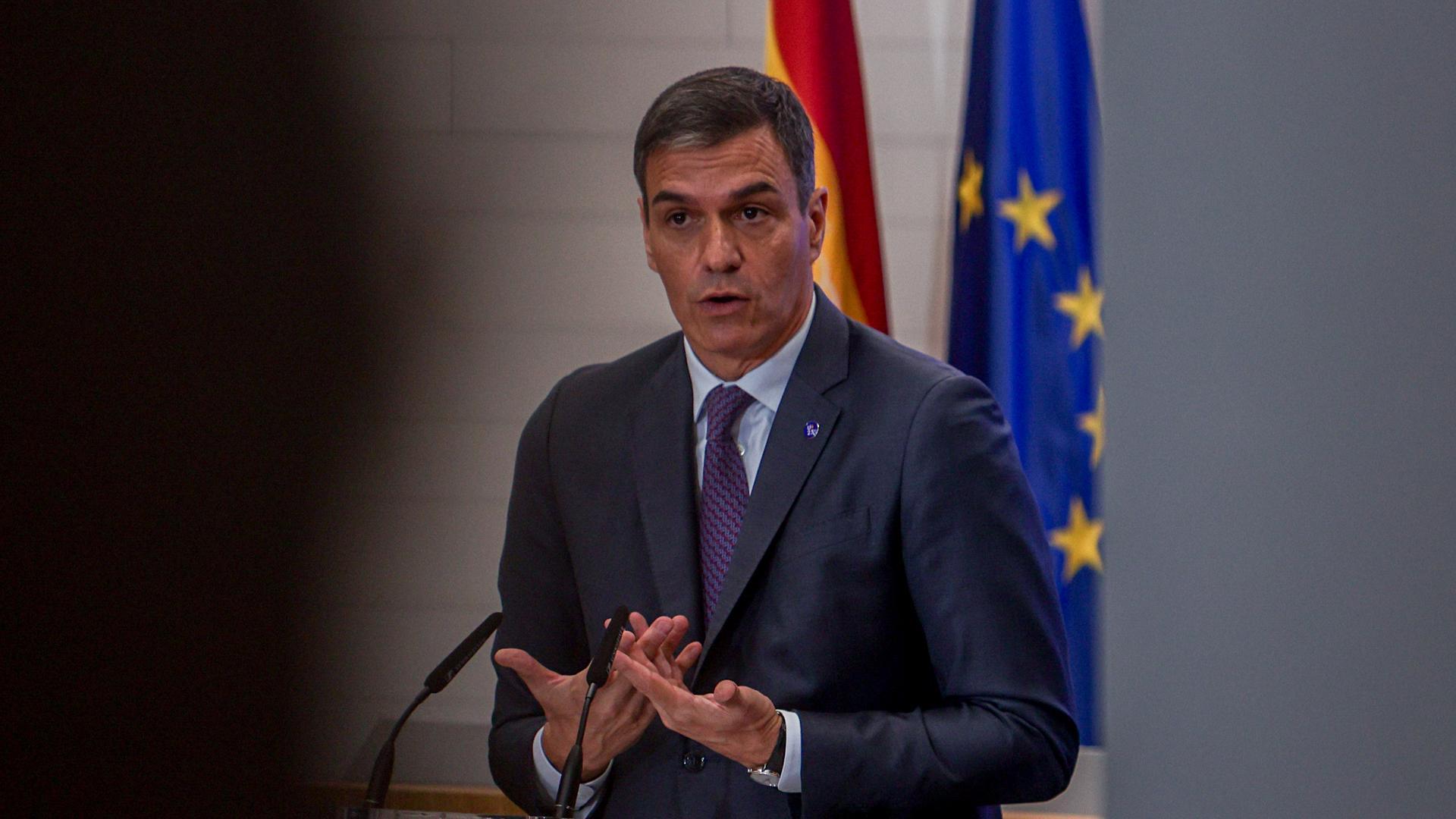 El presidente del Gobierno en funciones, Pedro Sánchez, en la sede de la Confederación Española de Organizaciones Empresariales (CEOE)