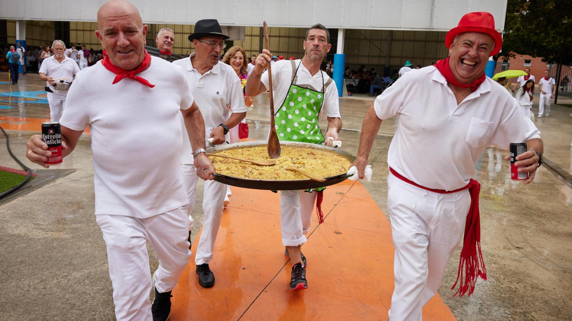 El delicado momento del traslado de una paella XXL a la mesa, en la Comida del Pato de Zizur Mayor