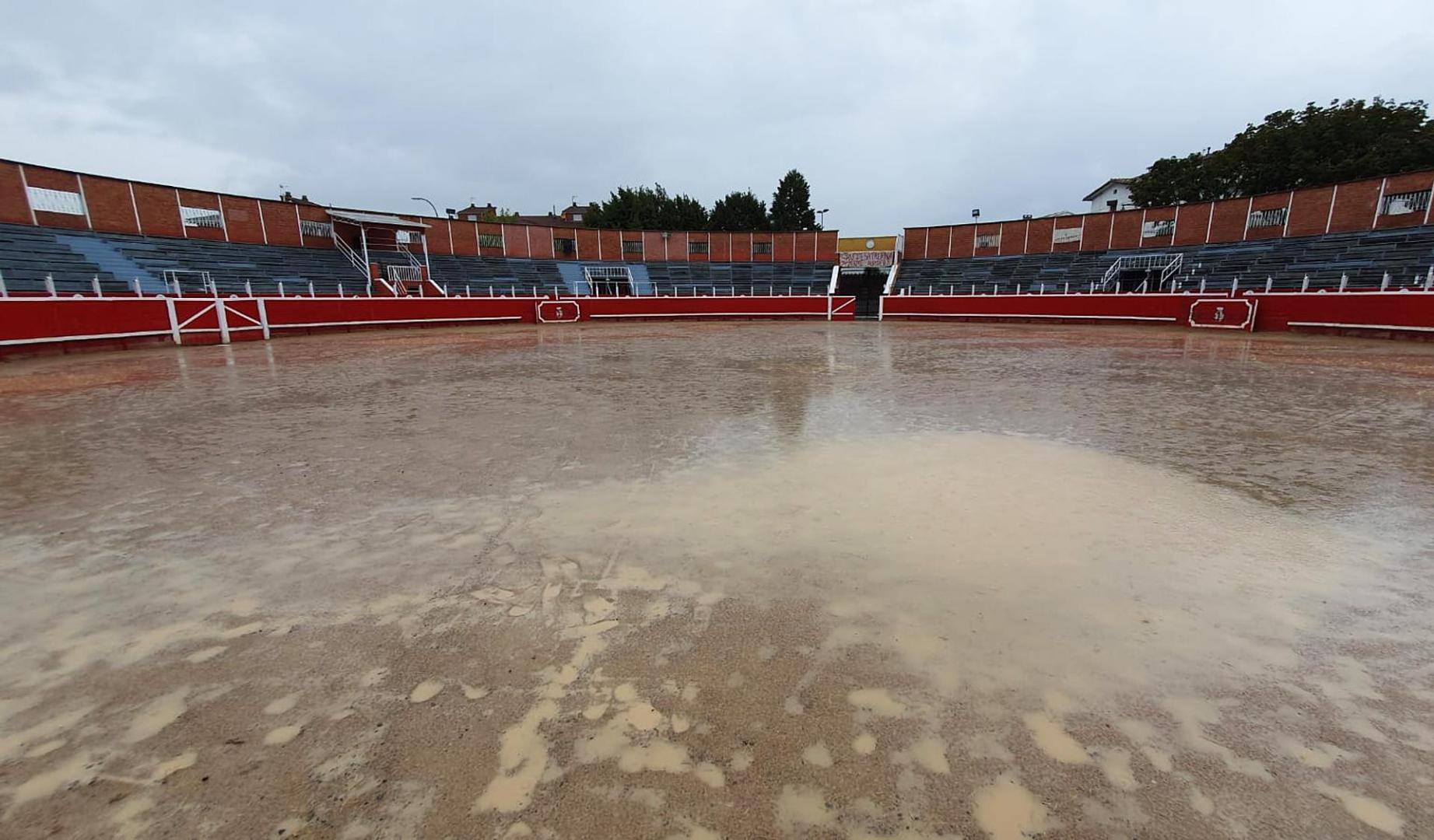 Vídeo con la lluvia en la plaza de toros de Sangüesa