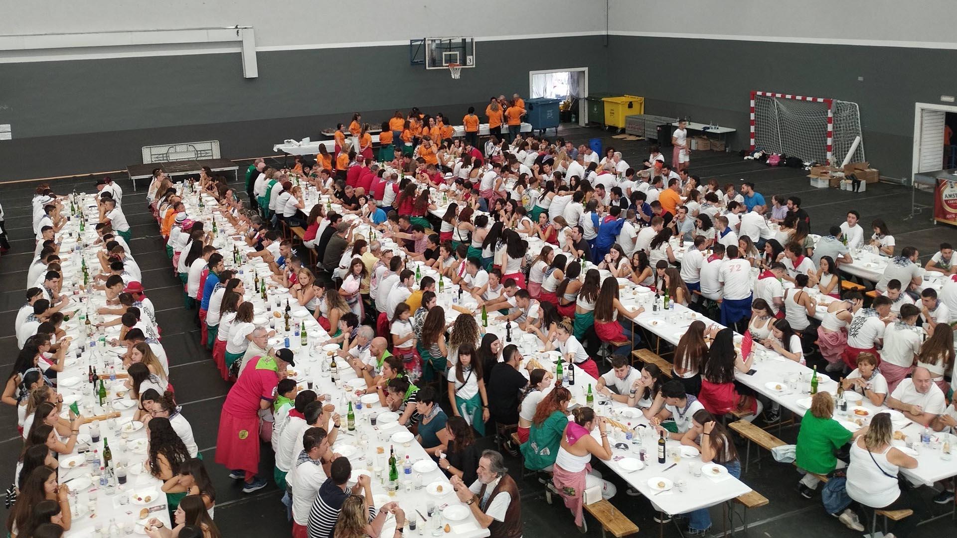 La pista del polideportivo convertida ayer en comedor para atender a alrededor de 700 comensales