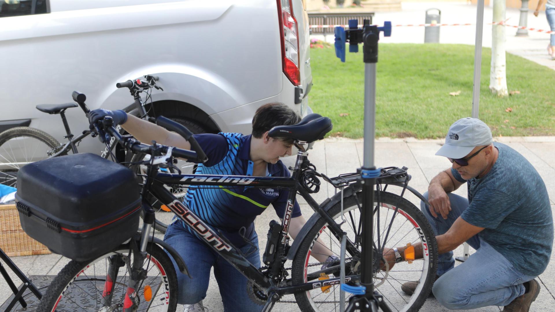 Asistentes resolvieron dudas y trabas de sus bicicletas en la Plaza del Castillo