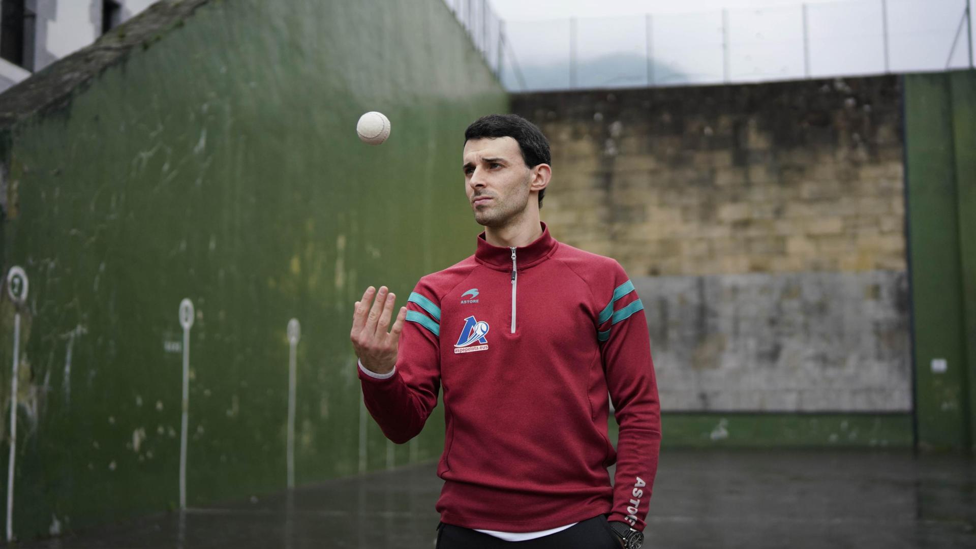 Jokin Altuna juega con una pelota en el frontón de Amezketa.
