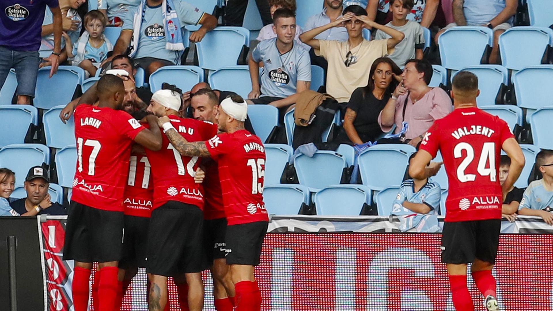 Los jugadores del Mallorca celebran el primer gol del equipo balear durante el encuentro correspondiente a la quinta jornada de primera división que han disputado hoy sábado frente al Celta en el estadio de Balaidos, en Vigo