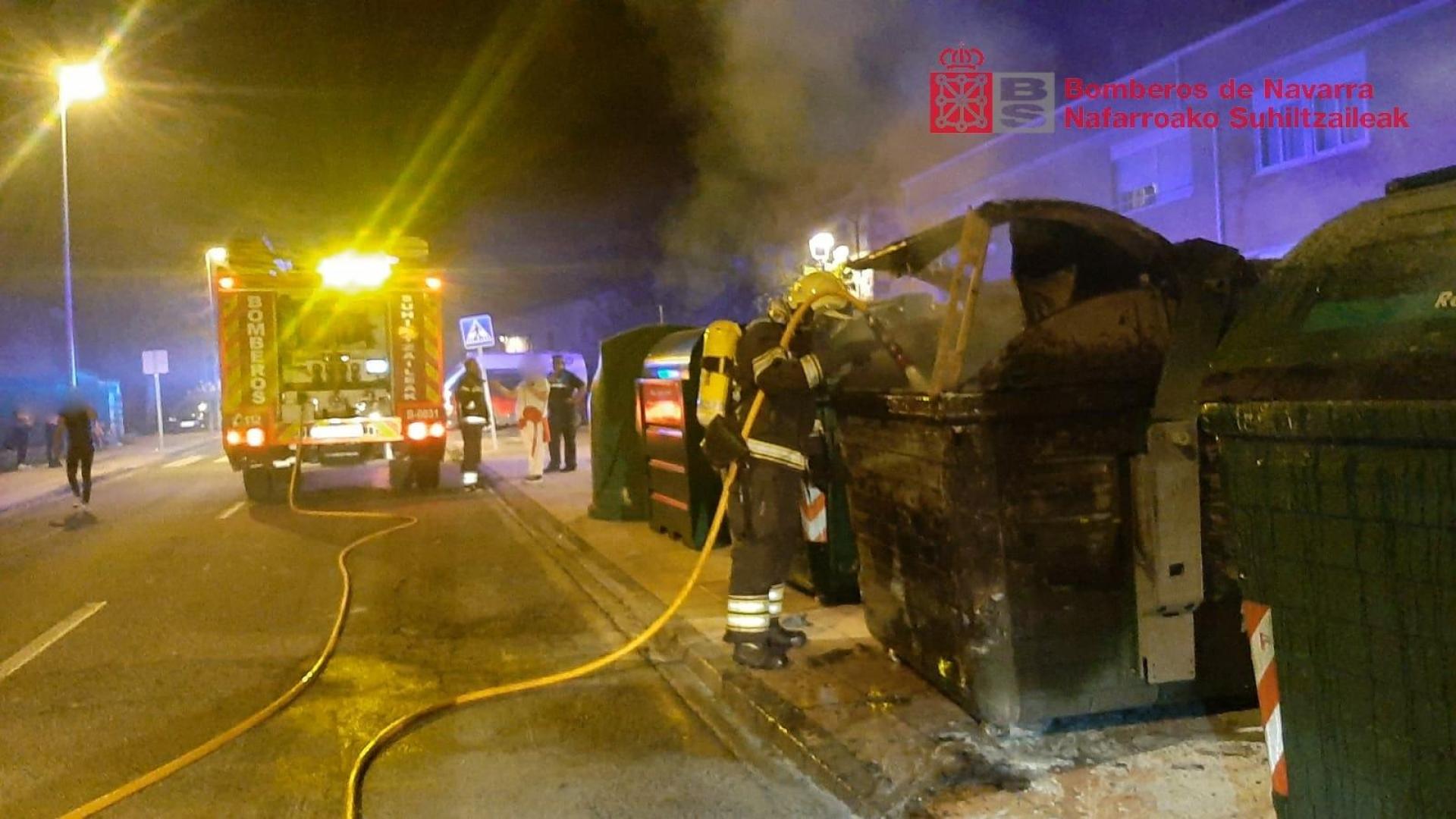 Imagen de u bomberos sofocando uno de los fuegos en un contenedor de residuos