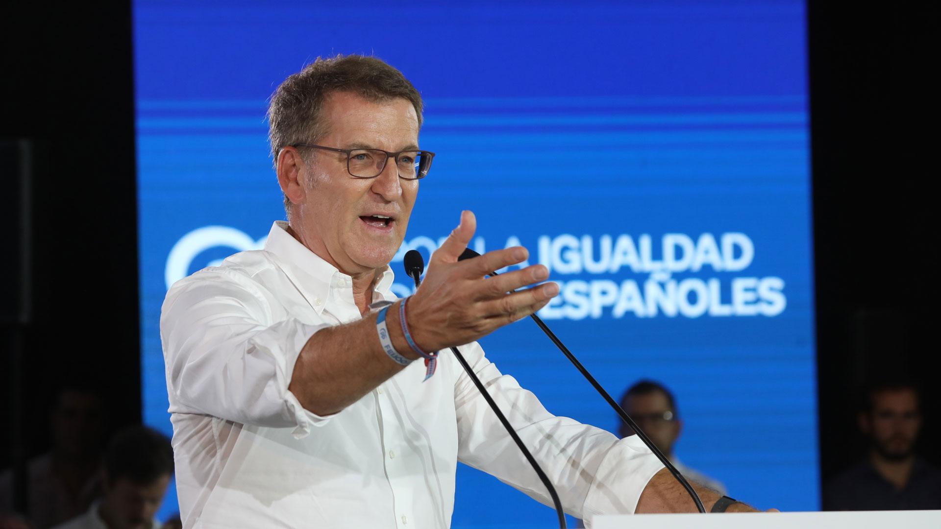 El presidente del PP, Alberto Núñez Feijoo durante su intervención esta mañana en el acto 'Por la igualdad de los españoles' que se ha celebrado en el Multiusos de Sar en Santiago de Compostela